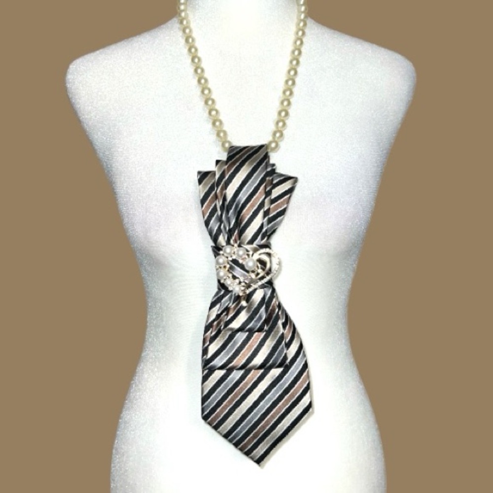 “Dainty Dapper”Elegant Striped necktie Necklace with heart brooch - Picture 3 of 6